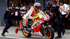 Marc M�rquez, en el momento del cambio de moto