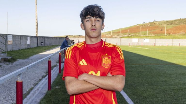 Ra�l Lema posa para La Voz desde el campo de Mux�a, durante un homenaje realizado por su pueblo tras ser llamado por la selecci�n espa�ola sub-15