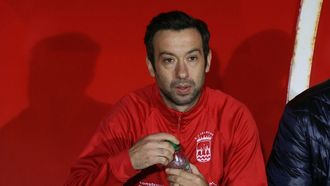 Adri�n V�zquez, en el banquillo del Negreira en el partido ante la Real Sociedad
