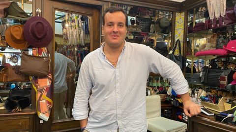 El gijonés Álvaro Mendoza es la cuarta generación de la Paragüería Sondova