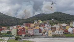 Las im�genes que deja el primer gran incendio del a�o en la Costa da Morte