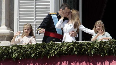 Los reyes en el balc�n del Palacio Real el d�a de su proclamaci�n como monarcas, en junio del 2014
