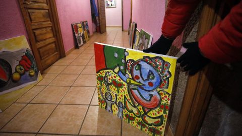 La casa de Gustavo, hijo de Labajjo, está repleta de decenas de cuadros de su padre