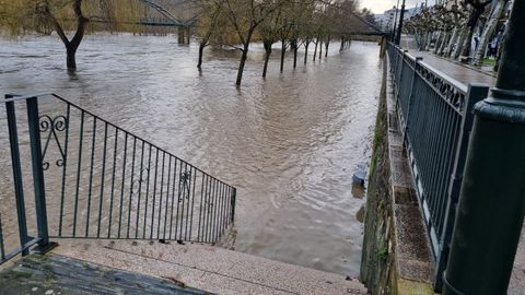 El Sil anega parte del Paseo de O Malec�n, en O Barco, 