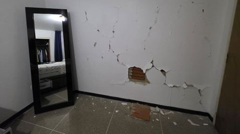 Grietas�que dej� el terremoto en el piso en el que vive Estefan�a Leal en Caracas