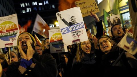 Cientos de manifestantes protestaron anoche frente a la sede del Partido Libre Democr�tico (FDP) en Berl�n por no rechazar el apoyo de la ultraderachista AfD
