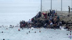 Ciudadanos marroqu�es agolpados en uno de los espigones fronterizos de Ceuta