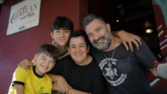 Rafael Varela y Anuska Via, dueos de El Chafln, con sus hijos. 