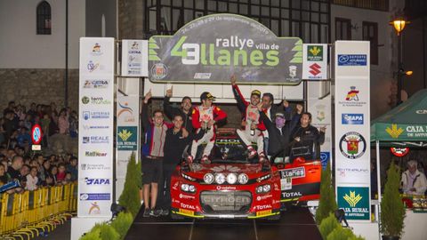 El equipo oficial Citro�n con Pepe L�pez y su copiloto Rozada, celebrando el triunfo en el podio del Rallye de Llanes