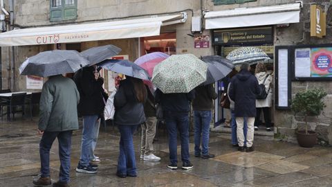 Imagen de archivo de colas delante de la administraci�n n�mero 3 de Santiago
