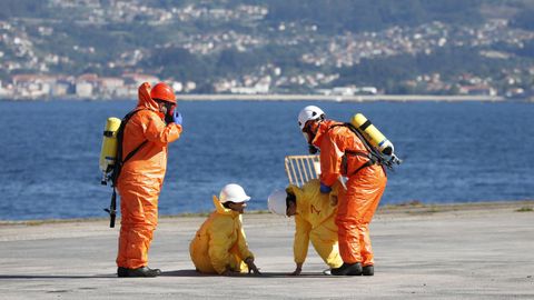 Personal de emergencias trabajando en el puerto