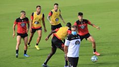 Juanfran, dirigiendo su primer entrenamiento 