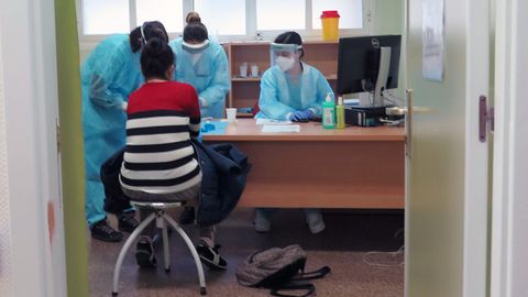 Un paciente se somete al estudio de seroprevalencia del coronavirus, en el centro de salud de El Cristo