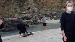 Marta Ortega y sus acompa�antes llegaron hasta la playa de Seiruga, Barizo (Malpica)