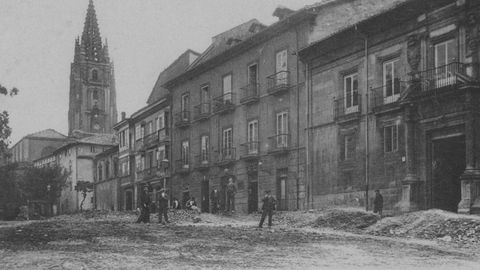 Un grupo de nios posan para la foto en la plaza de Porlier, en una imagen antigua