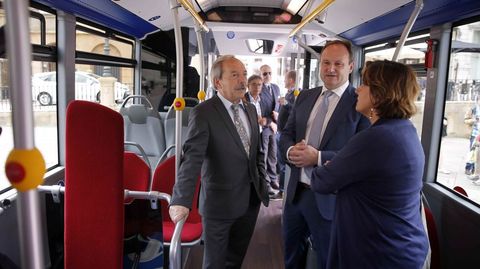 El alcalde de Oviedo, Wenceslao L�pez (i), y la concejala de Infraestructuras y Servicios B�sicos, Ana Rivas (d), presentaron hoy el nuevo autob�s h�brido del servicio de transporte urbano.