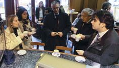 La ministra hizo un alto en el camino para compartir un caf� frente a la plaza de Ultramar. 