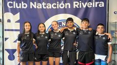 Marta, Luca, Mara, Jeyden, Jess y Manuel, en el complejo deportivo de A Fieiteira tras un entrenamiento.