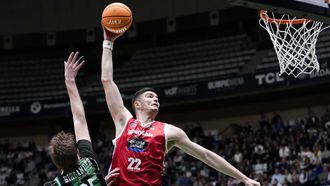 Danko Brankovic se dispone a machacar el aro del Joventut.