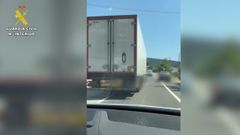 Los hechos ocurrieron el mi�rcoles, cuando un agente de la Guardia Civil, que se encontraba fuera de servicio, circulaba por la carretera N-VI, a la altura de Sobrado-Baralla en sentido Madrid..