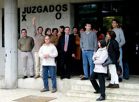 En esta imagen del a�o 2002, una veintena de funcionarios mostraron su desacuerdo con las medidas del Gobierno en los juzgados de Ribeira.
