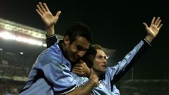 Gustavo L�pez y Giovanella celebrando con McCarthy uno de sus goles.