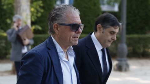 A la izquierda, el exdirigente popular Francisco Granados de camino a la Audiencia Nacional. 