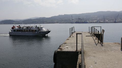 Llegada al muelle de Tambo de un barco de pasaje