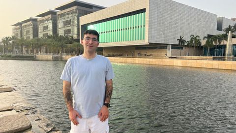 ngel Lpez-Oriona, con varios edificios del campus al fondo, es de los pocos espaoles que trabaja en KAUST, en Thuwal