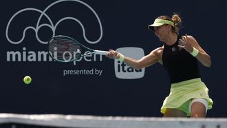 Paula Badosa golpeando la bola durante su encuentro contra Iva Jovic