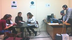 Alumnos en el estudio de Uniovi Radio