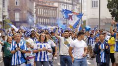 Figurantes del v�deo del Deportivo caminan por los Cantones durante la grabaci�n.