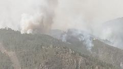 Los medios a�reos tratan de contener el avance del incendio en Marcelle