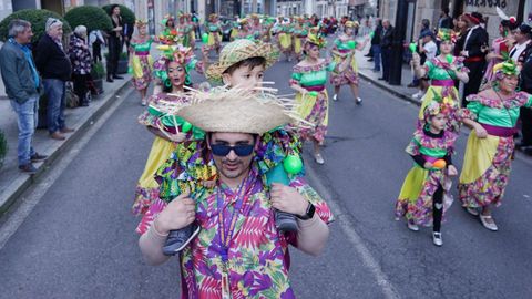 D�a de desfile en Ribadavia.Una de las plazas del entroido de O Ribeiro reuni� a cientos de personas en las calles de la villa