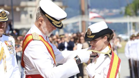 El rey le ha impuesto a la princesa Leonor la Gran Cruz al Mérito Naval con distintivo blanco