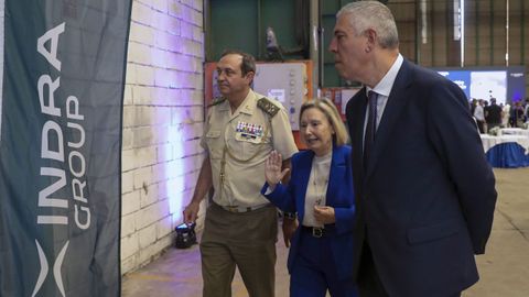 El consejero delegado de Indra Group, Jos� Vicente de los Mozos (d), acompa�ado de la secretaria de Estado de Defensa, Amparo Valcarce (c), durante su visita este mi�rcoles al taller de calderer�a pesada de Gij�n que esta empresa adquiri� a Duro Felguera con el objetivo de transformarlo en una de las m�s modernas f�bricas de veh�culos militares y carros de combate de Europa
