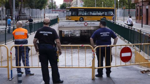 Personal de proteccin civil comprueba un paso inferior anegado en Aldaia (Valencia)