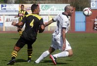 El delantero noi�s �lex (de blanco) recibe un bal�n de espaldas ante la presi�n del defensa. 