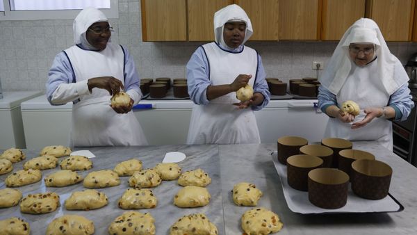 Elaboracin de panetones de las monjas clarisas de Ourense