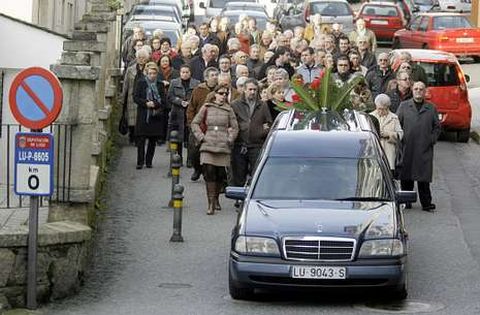 La comitiva fnebre dirigindose desde el tanatorio a la iglesia de San Francisco en Viveiro.