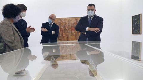 El presidente del Principado de Asturias, Adri�n Barb�n, el co-comisario de la exposici�n, Juan Carlos Aparicio; el director del Museo de Bellas Artes, Alfonso Palacio; la consejera de Cultura, Pol�tica Lling��stica y Turismo, Berta Pi��n; durante la presentaci�n de la exposici�n �Orlando Pelayo: exilio y memoria� del Museo de Bellas Artes de Asturias.