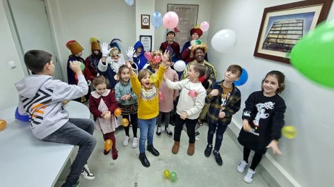 Sus majestades los Reyes Magos de Oriente visitaron la delegacin de La Voz de Galicia en Pontevedra