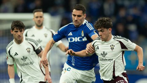 Dani Calvo y�Pablo S�enz, con Riki detr�s, disputan un bal�n durante el �ltimo Real Oviedo-Albacete