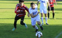 Miguel, a la derecha, conduce el bal�n en un partido en el campo de A Pinguela. 