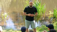 El campe�n del mundo de pesca deportiva David Arcay dio una charla a escolares de Bande en el refugio de pescadores del r�o Limia.