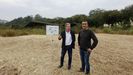 Fernndez Lores, con Xaqun Moreda, el pasado mes de spriembre en los terrenos de A Parda donde se acondicionar el parque.