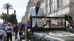 Li Jinyuan, con sus empleados en su marcha por Niza