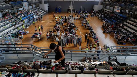 Im�genes del polideportivo Severo Rodr�guez, en Los Llanos de Aridane, donde los voluntarios clasifican la ropa y el calzado donado para los afectados por el volc�n 