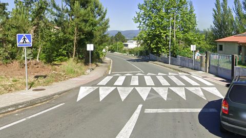 Vista de la carretera EP-8502 en las cercan�as de los centros educativos de Valga.