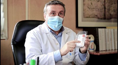 El director del CAPD con uno de los autotest de saliva